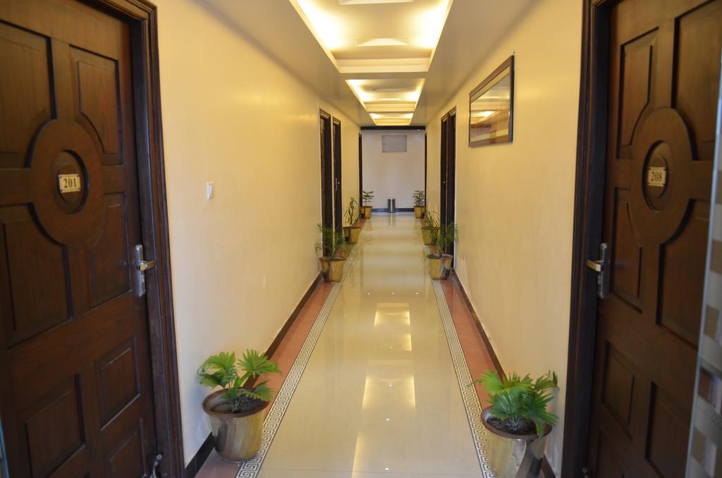 Divine Destination Hotel Váránaszi Kültér fotó