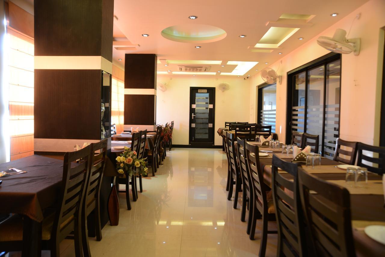Divine Destination Hotel Váránaszi Kültér fotó