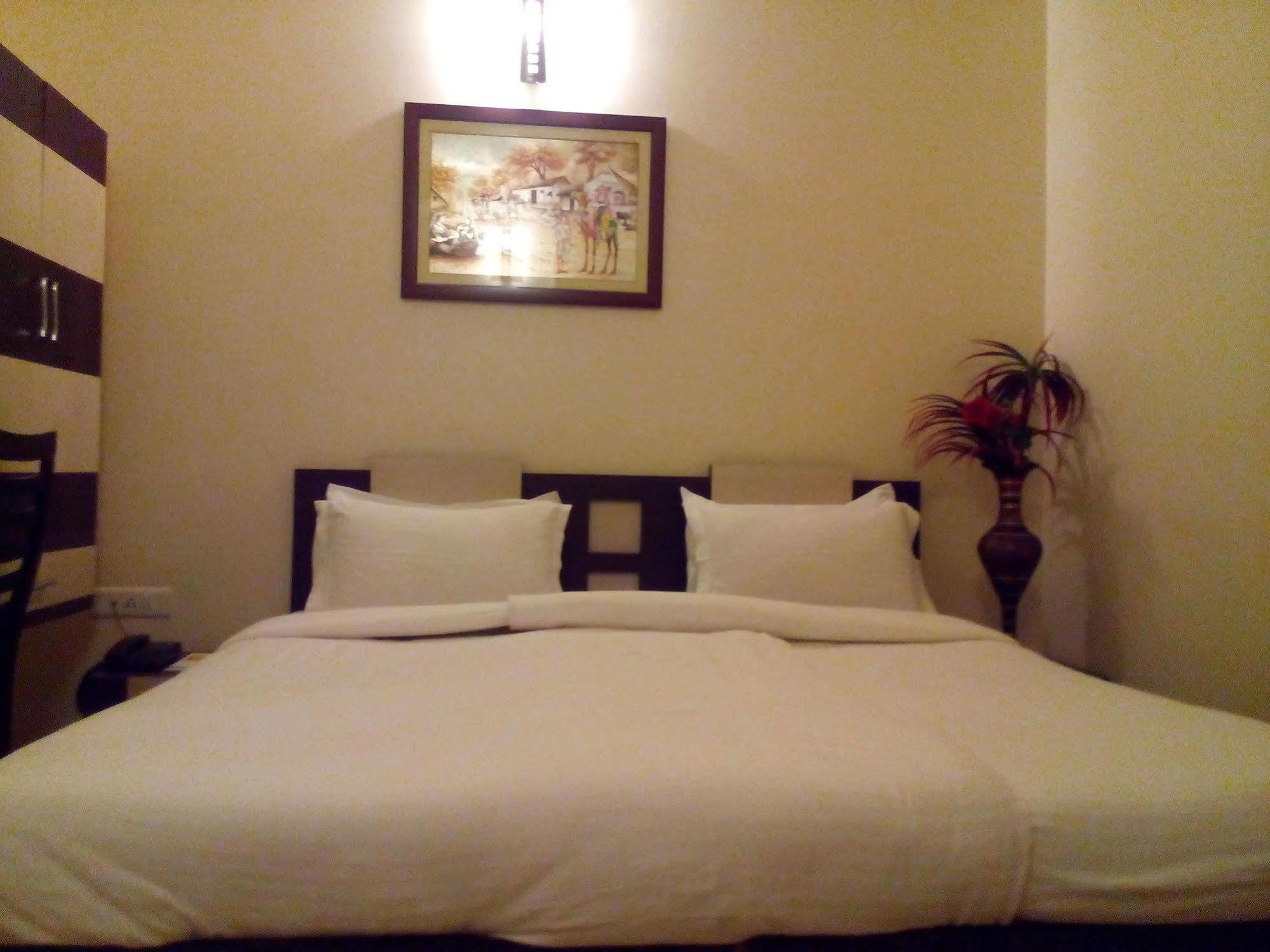 Divine Destination Hotel Váránaszi Kültér fotó