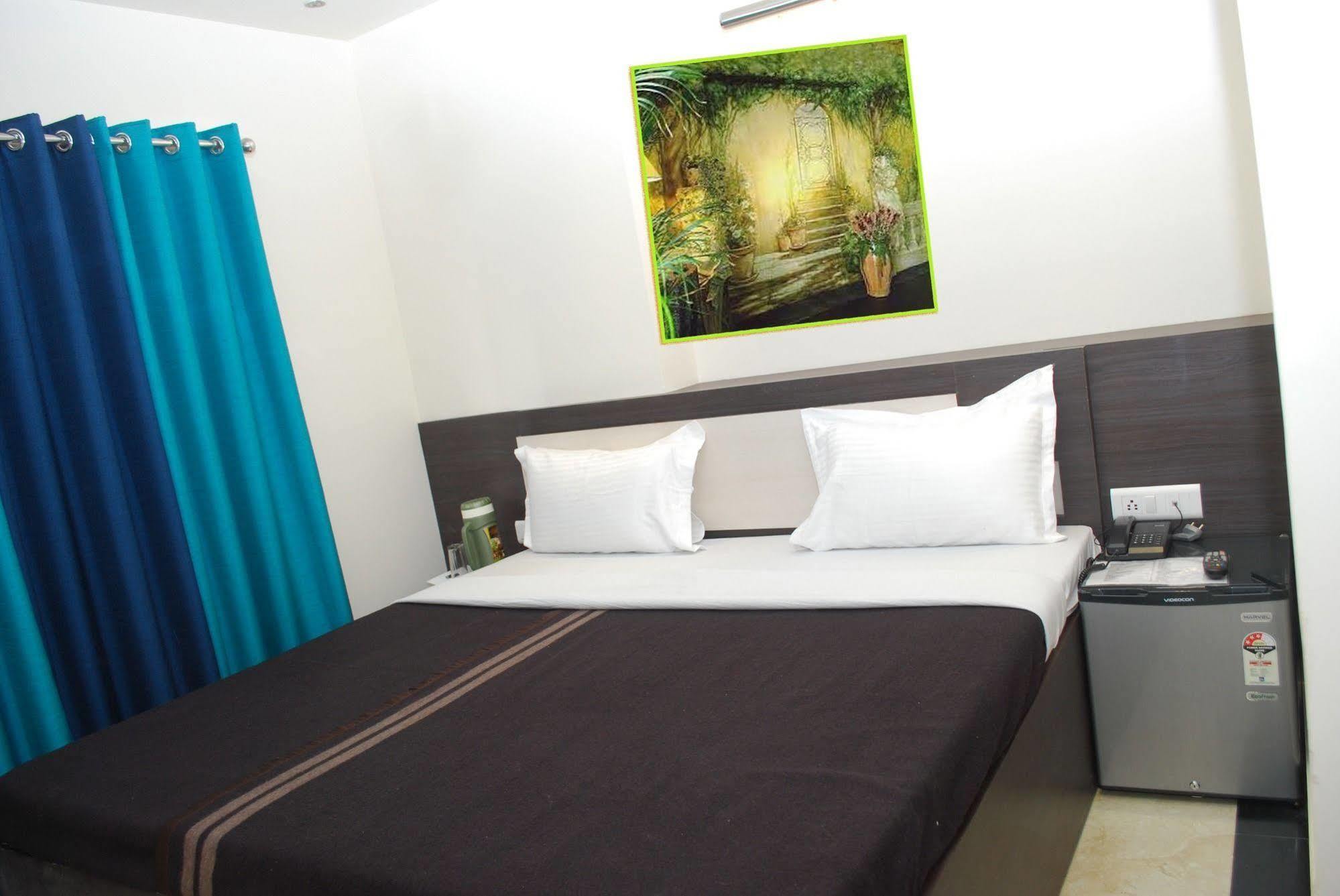 Divine Destination Hotel Váránaszi Kültér fotó