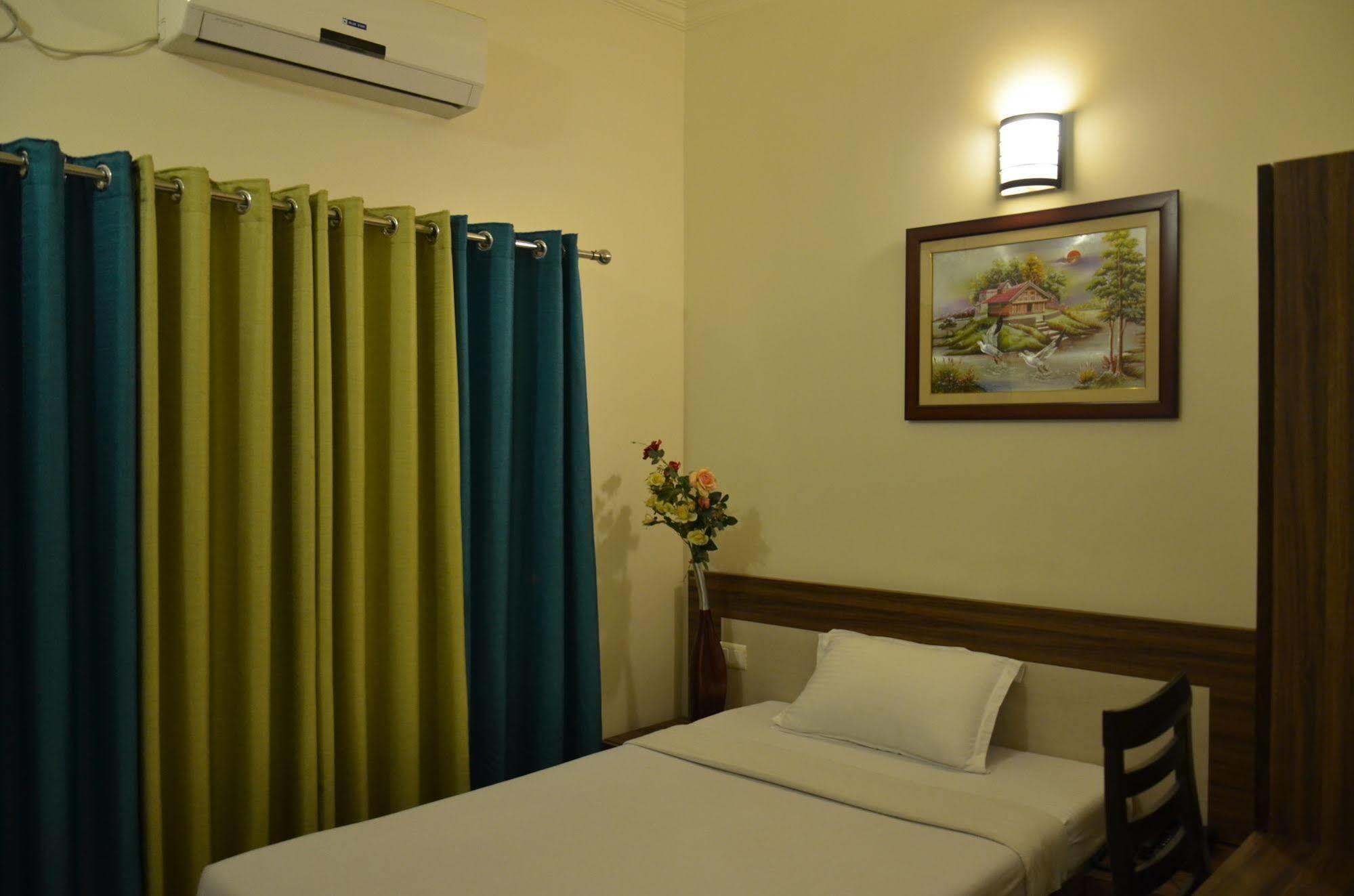 Divine Destination Hotel Váránaszi Kültér fotó