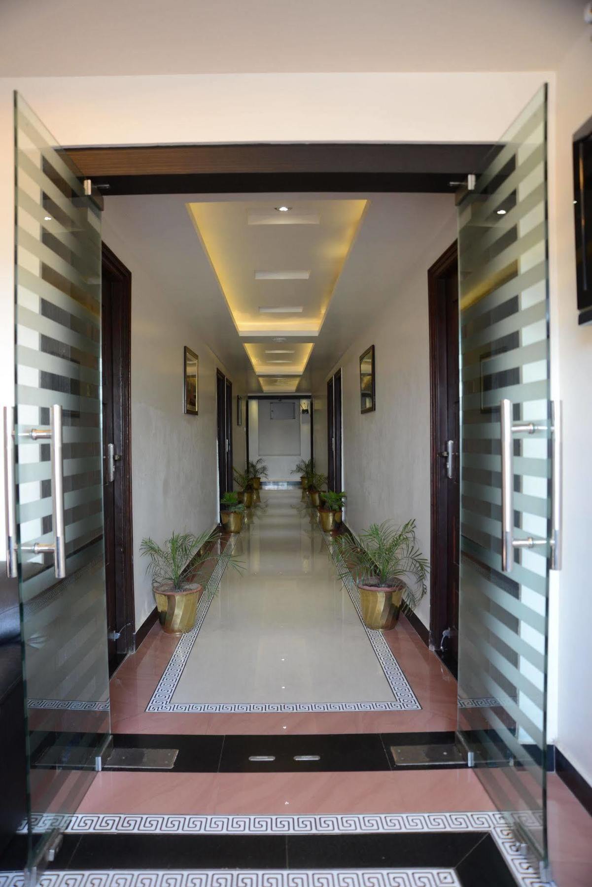 Divine Destination Hotel Váránaszi Kültér fotó